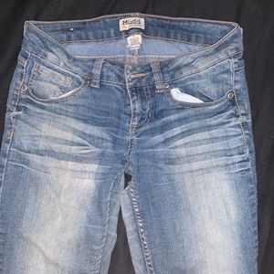 Low rise skinny mudd jeans with medium hole in the left thigh area
